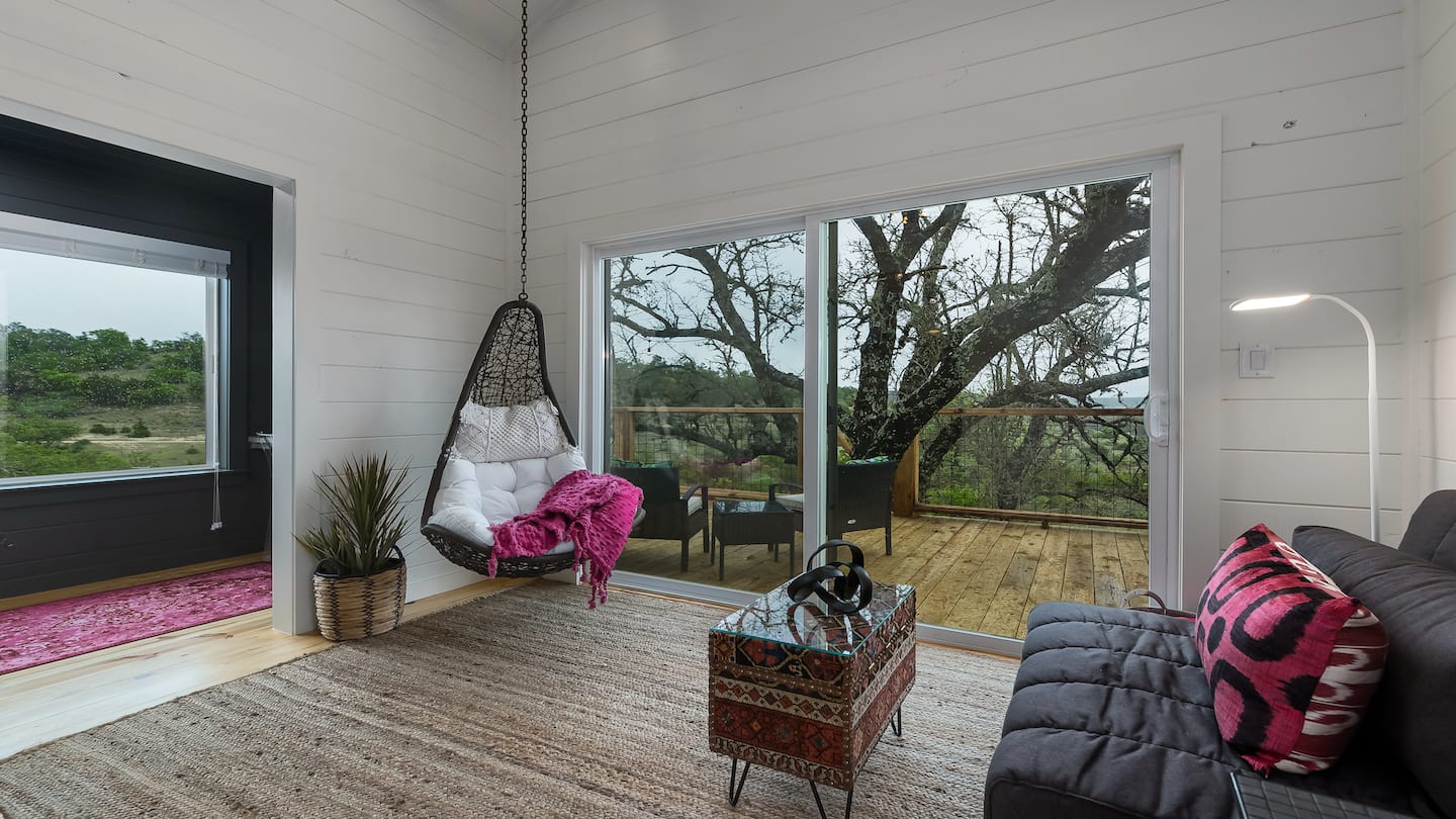 Jumping Goat Ranch-Treehouse Texas with Hot TubJumping Goat Ranch-Treehouse Texas with Hot Tub
