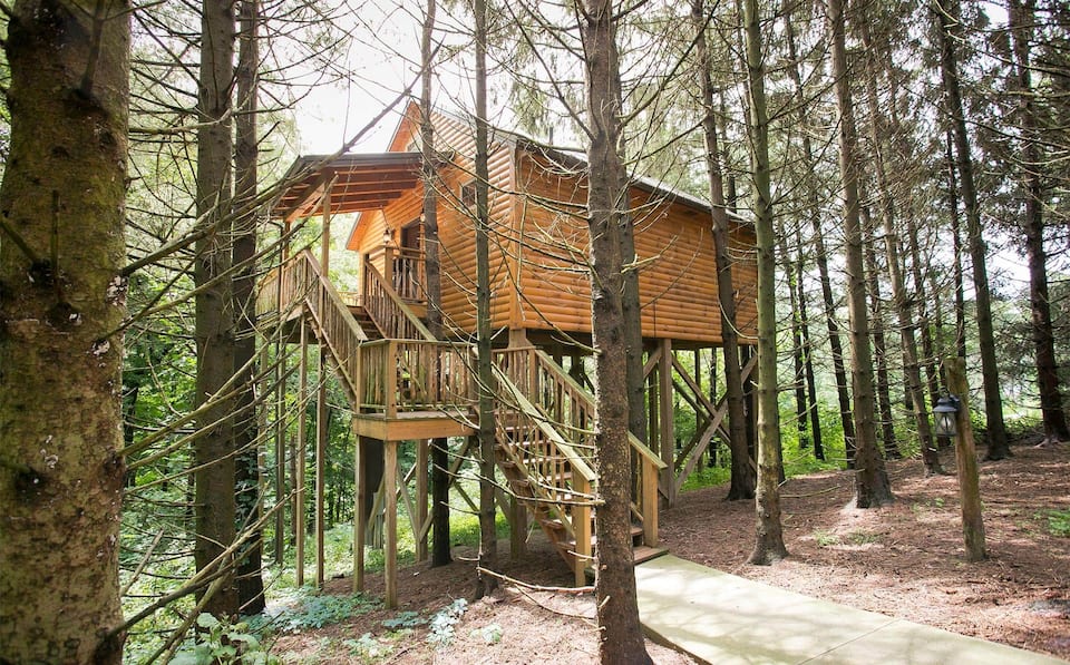 Romantic Treehouse Getaway with Treetop Views