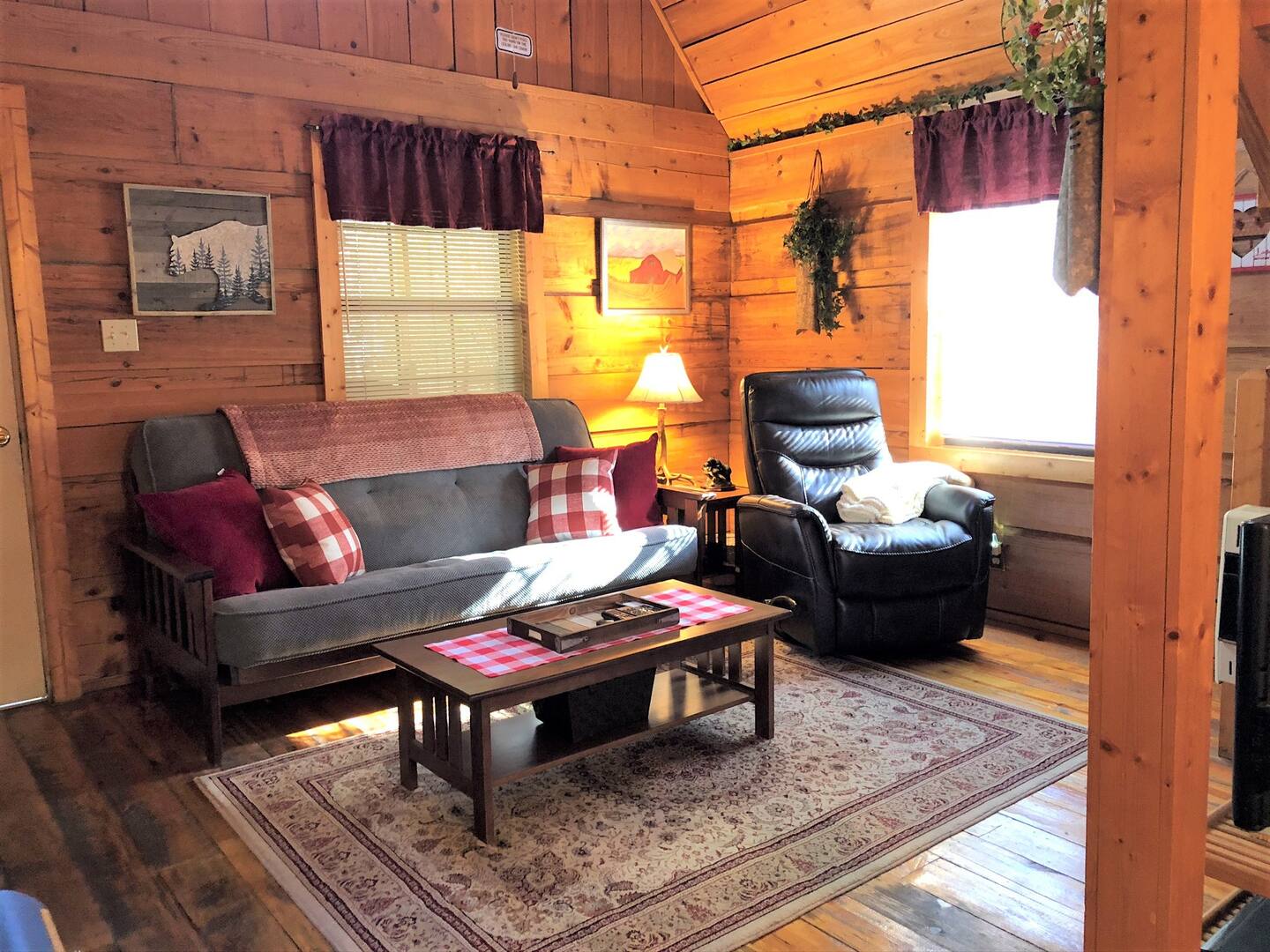 Cupid's Cove Cabin Tree House Rental in Tennessee