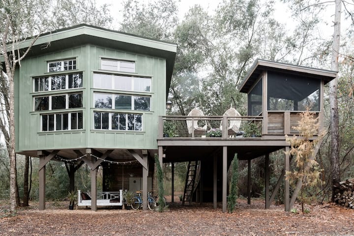Enchanting Treehouse Retreat on the Waterfront