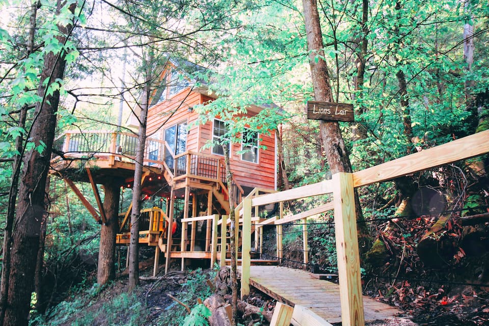 PRIVATE romantic TREEHOUSE- The Lions Lair