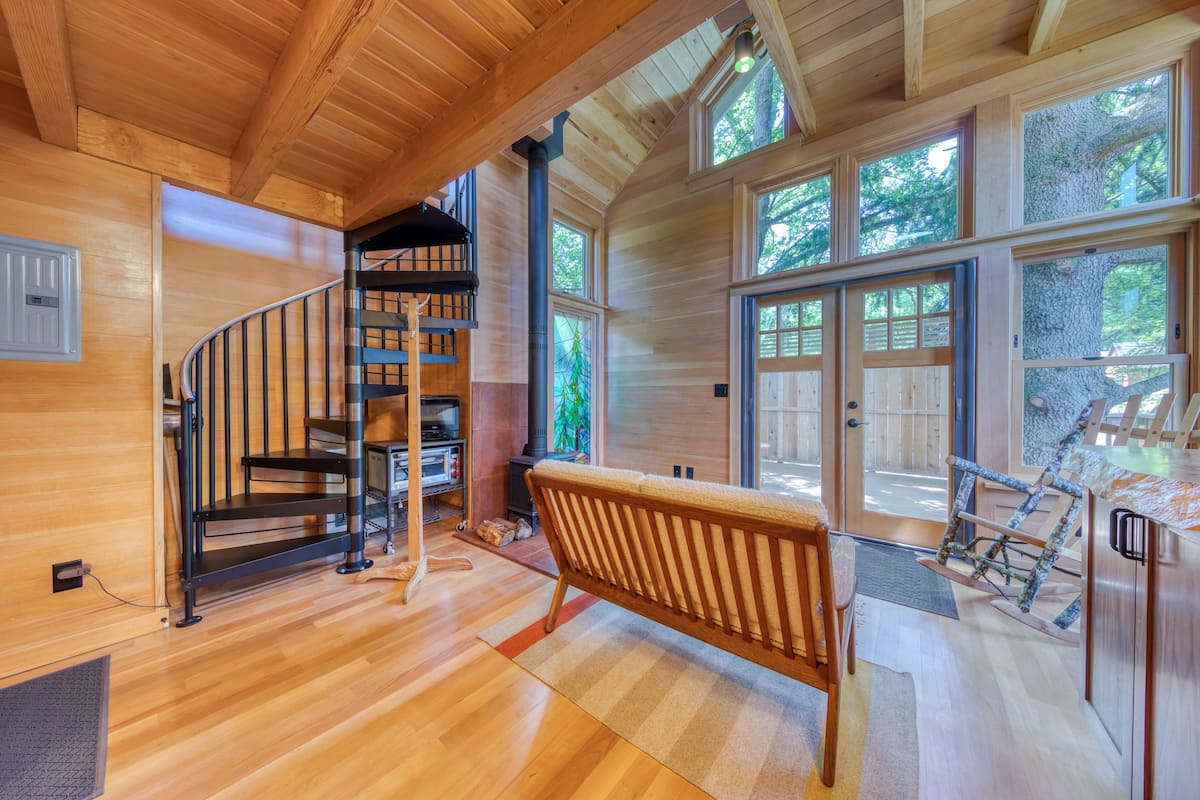 Stunning Mt. Tabor treehouse w/wood stove & city access. Perfect for couples!