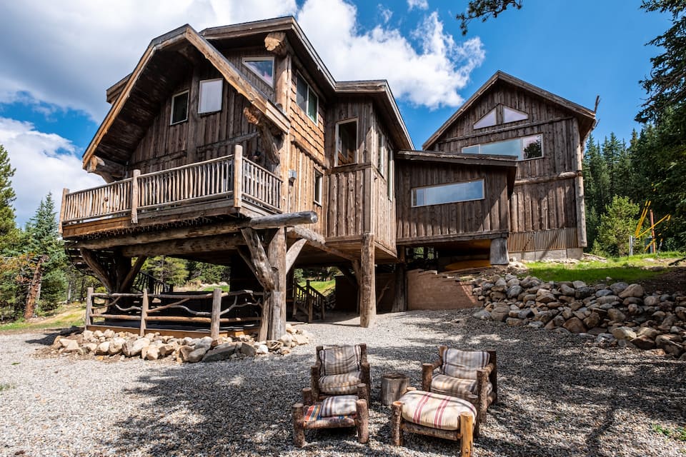 Treehouse Lodge! Cozy lodge, salt water hot tub s