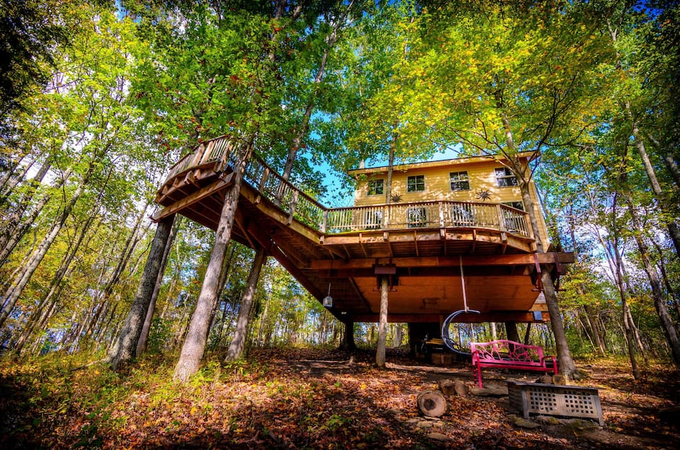 Treehouse off grid built by Pete. Family friendly!