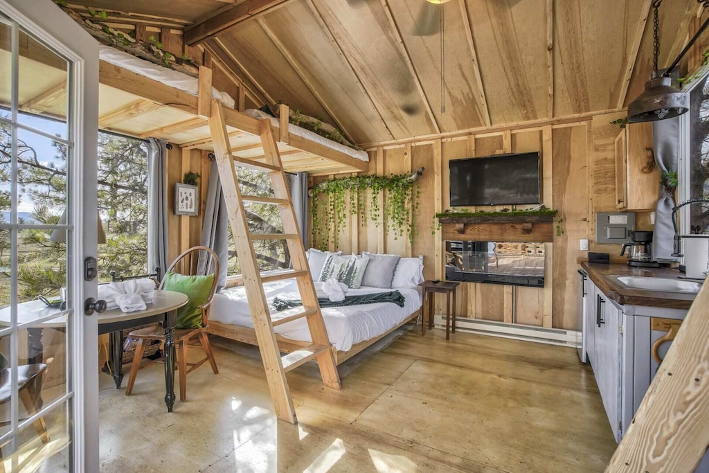 Treehouses in Colorado ranch in Larkspur