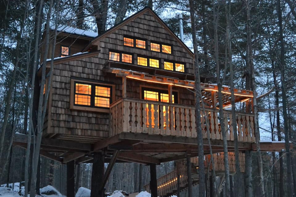 Luxurious Two-Story Treehouse | Minutes from Skiing | Peaceful