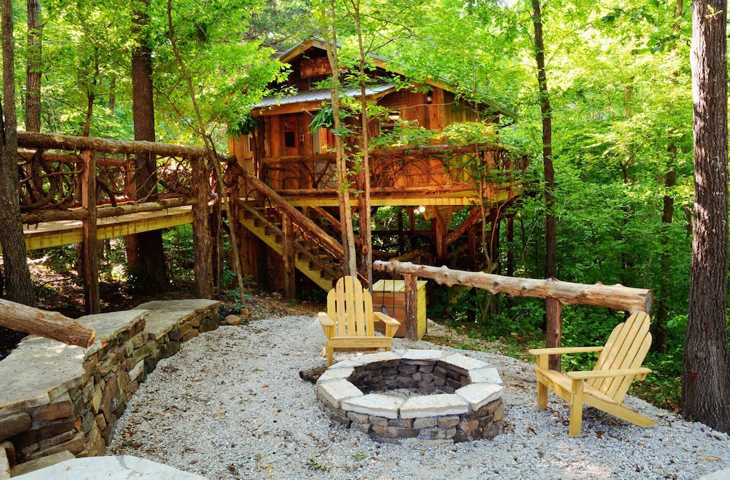 87 Getaway Treehouse Rental