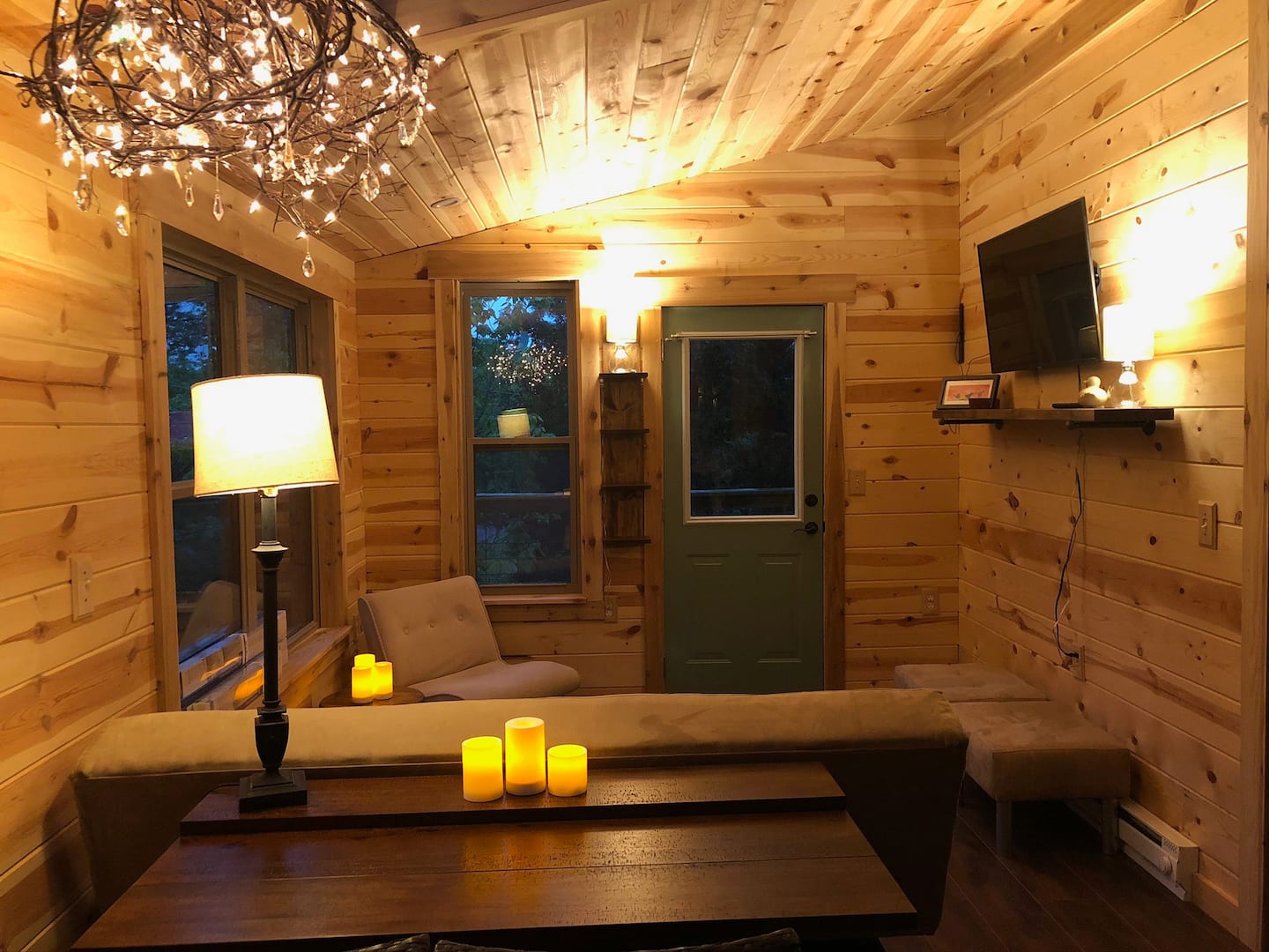 Beautiful Jaybird Treehouse Rental in Illinois