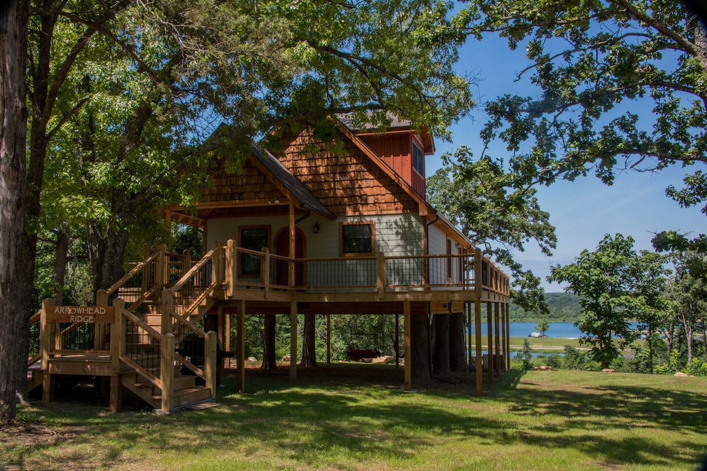 Luxury Treehouse Rental in Arkansas