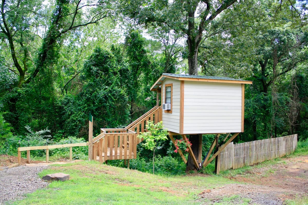 Mountain Eight - Serenity Treehouse Arkansas Airbnb