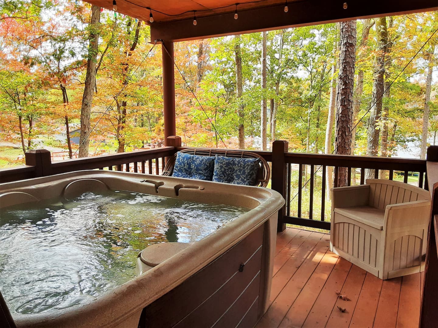 Spring Lake Ranch Missouri Tree House Rental with Hot Tub