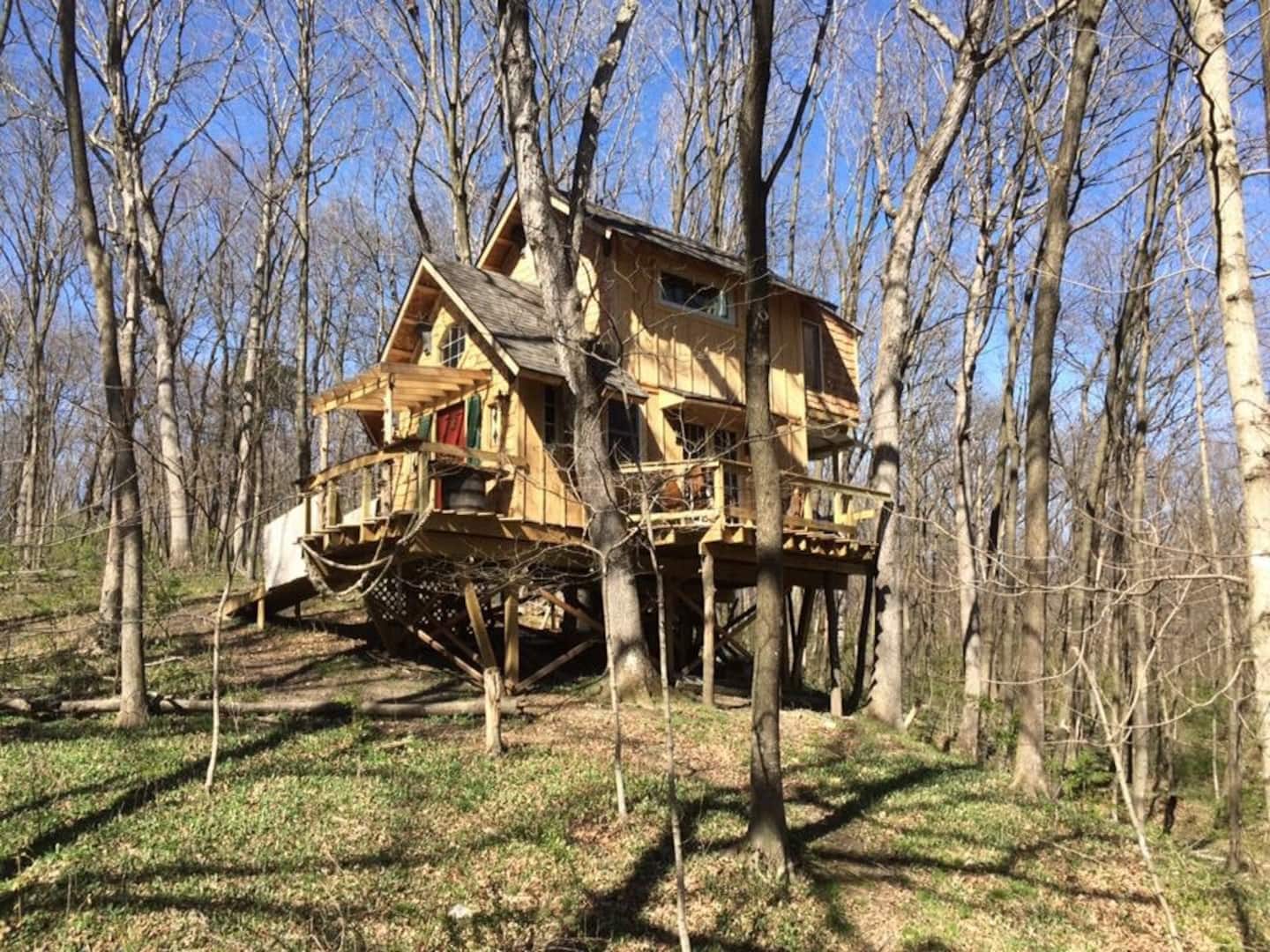 Ten Acre Treehouse Rental in Illinois - Captains Quarters