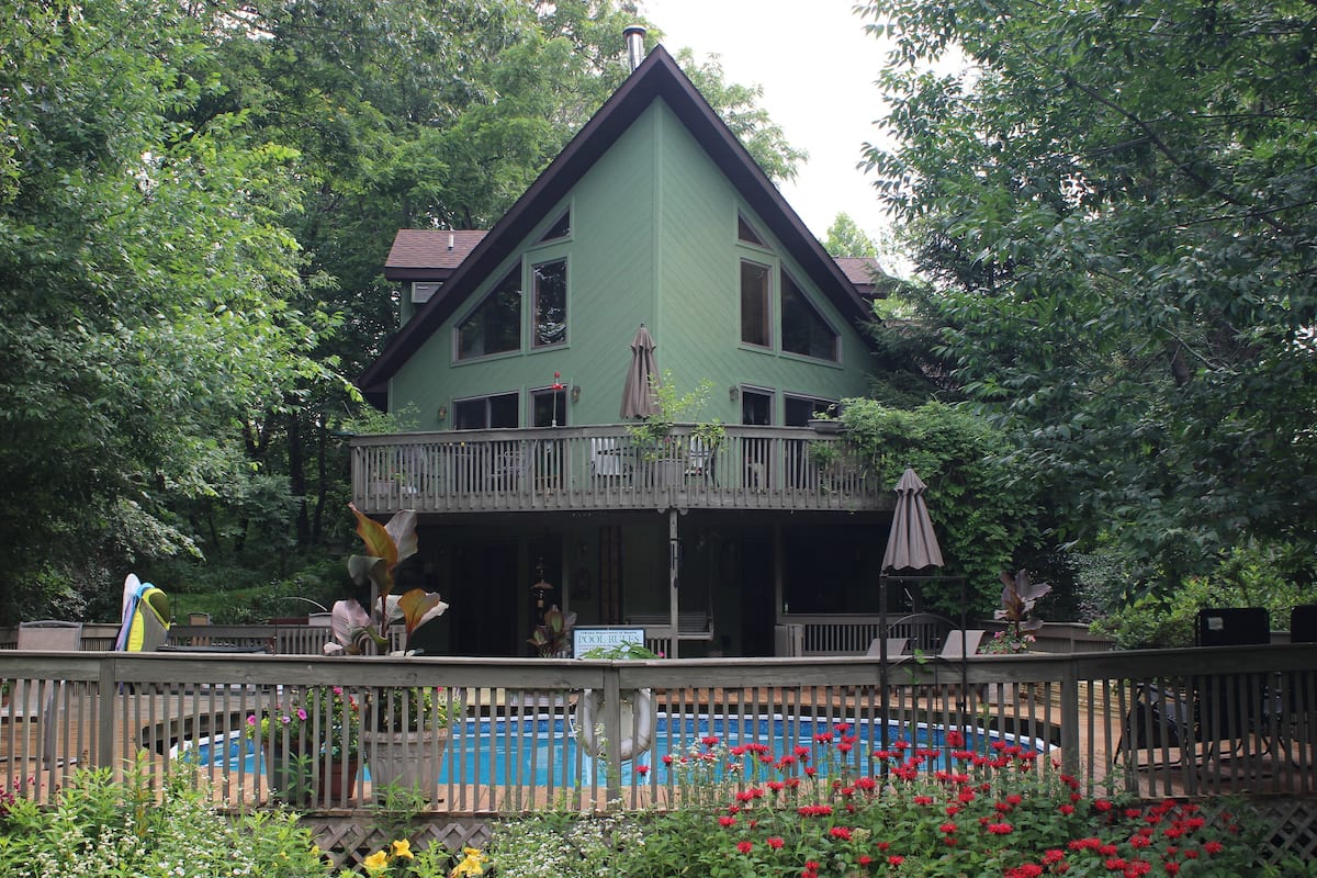 At Home In The Woods B&B Treehouse Cabin