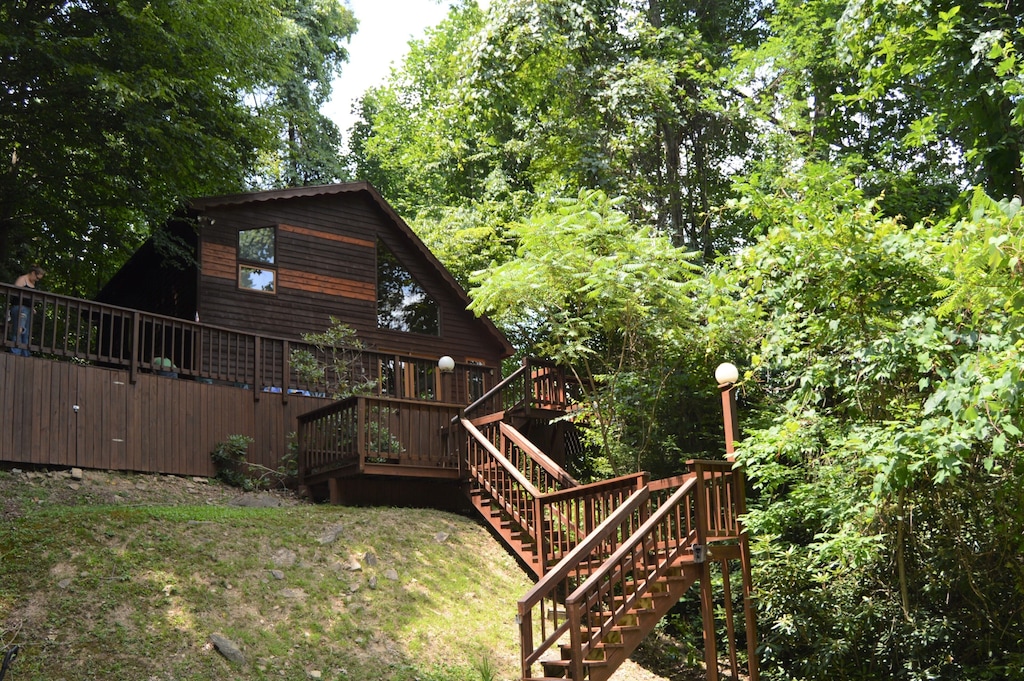 Cabin Tree House Cabin Rental in West Virginia