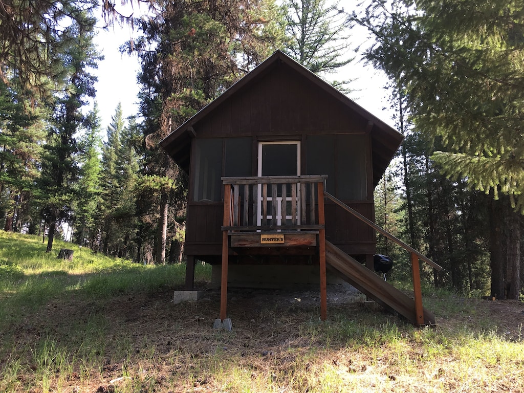Cheap Treehouse Rental in Montana