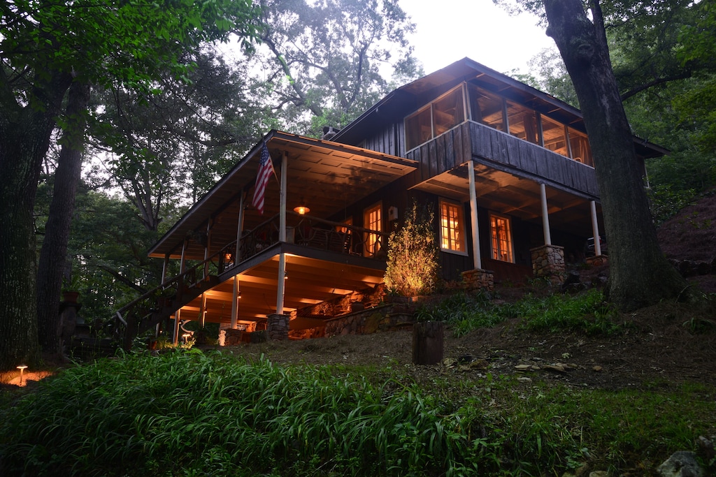 Historic Mountain Cabin Tree House in the Woods