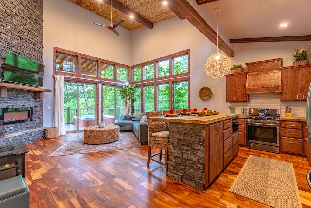 Luxury Honeymoon Cabin Treehouse Rental in Oklahoma