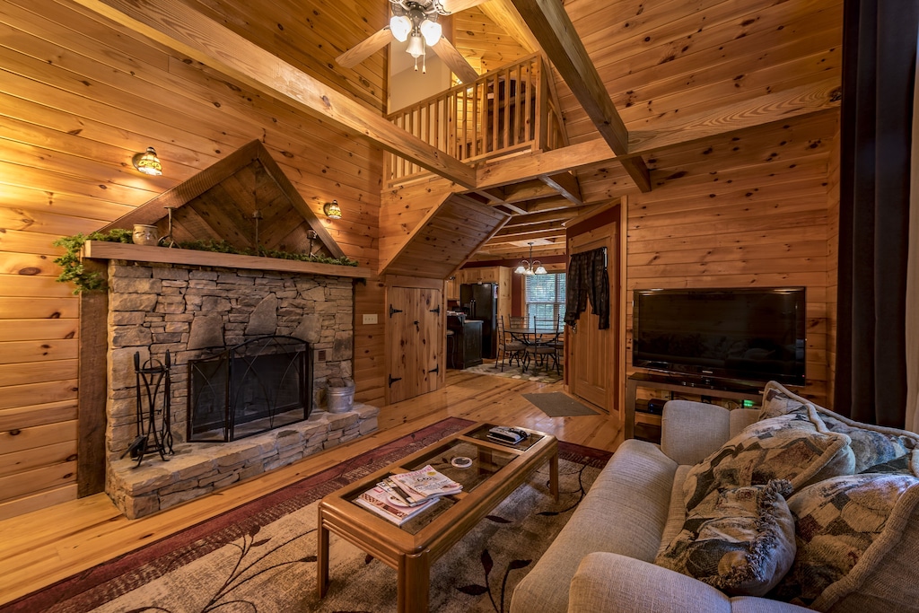 Luxury Treehouse Cabin Rental in Alabama