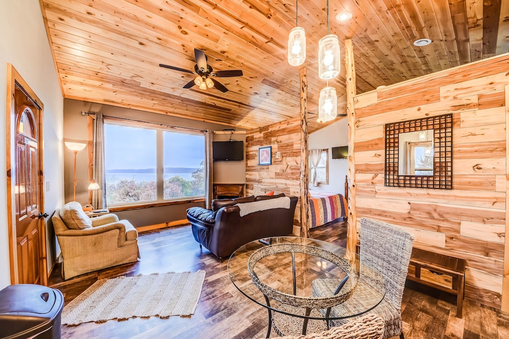 Luxury Water View Treehouse Oklahoma with Jacuzzi Tub for Two