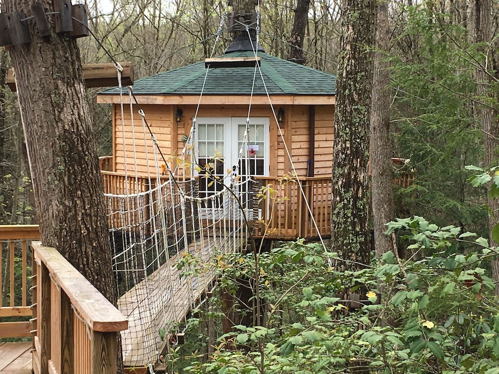 Romantic Treehouse Rental in West Virginia