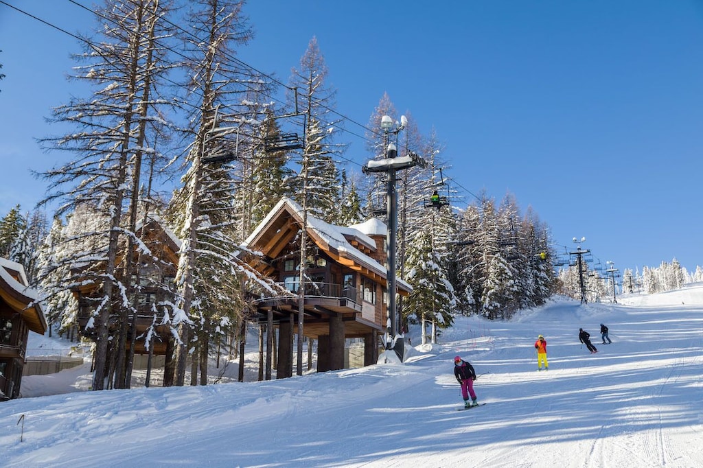 SLOPESIDE with PRIVATE Treetop Hot Tub Montana