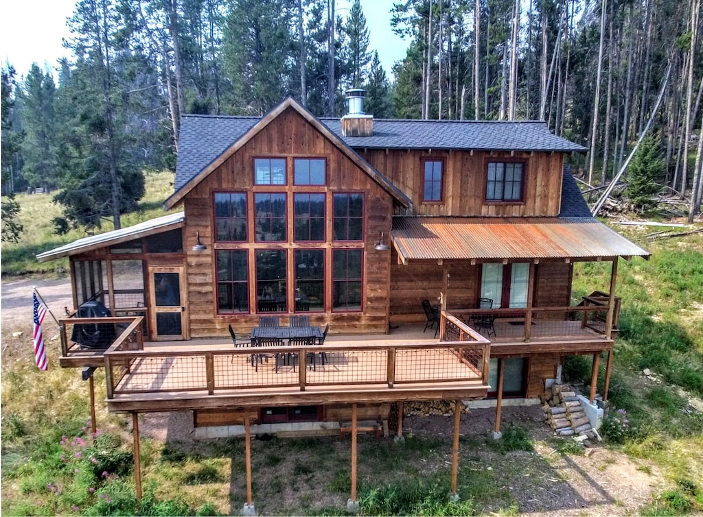 Secluded Cabin Treehouse with Hot Tub in Montana