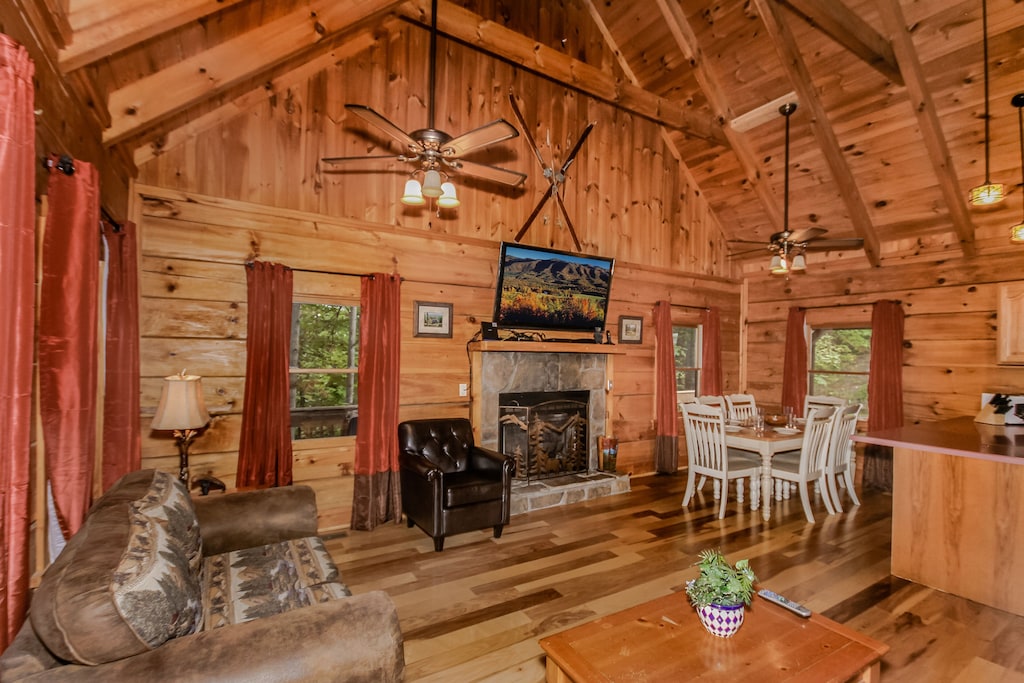 Smoky Bears Tree House Cabinv