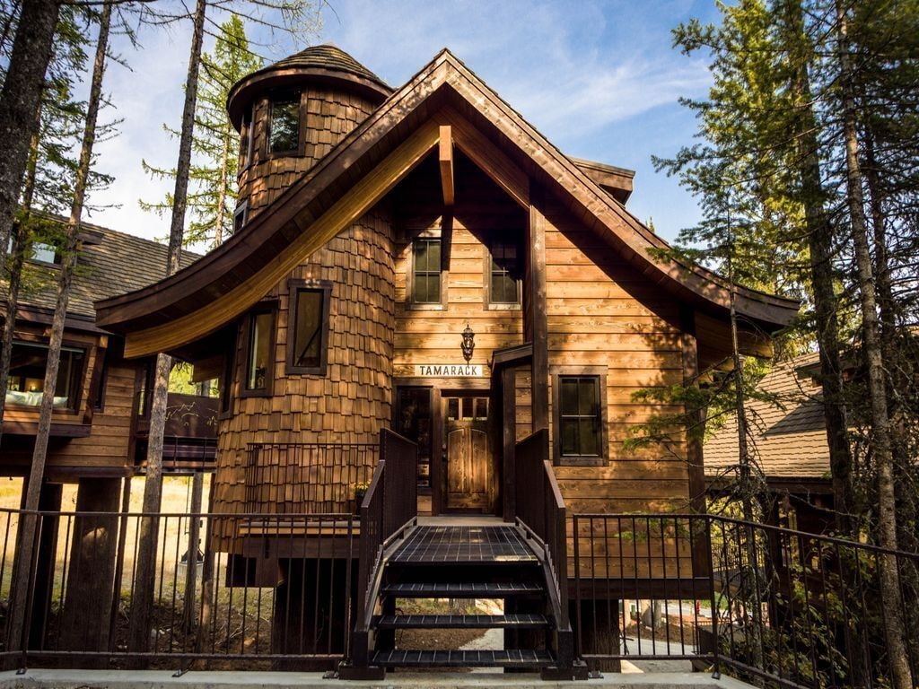Tamarack Chalet Treehouse in Montana