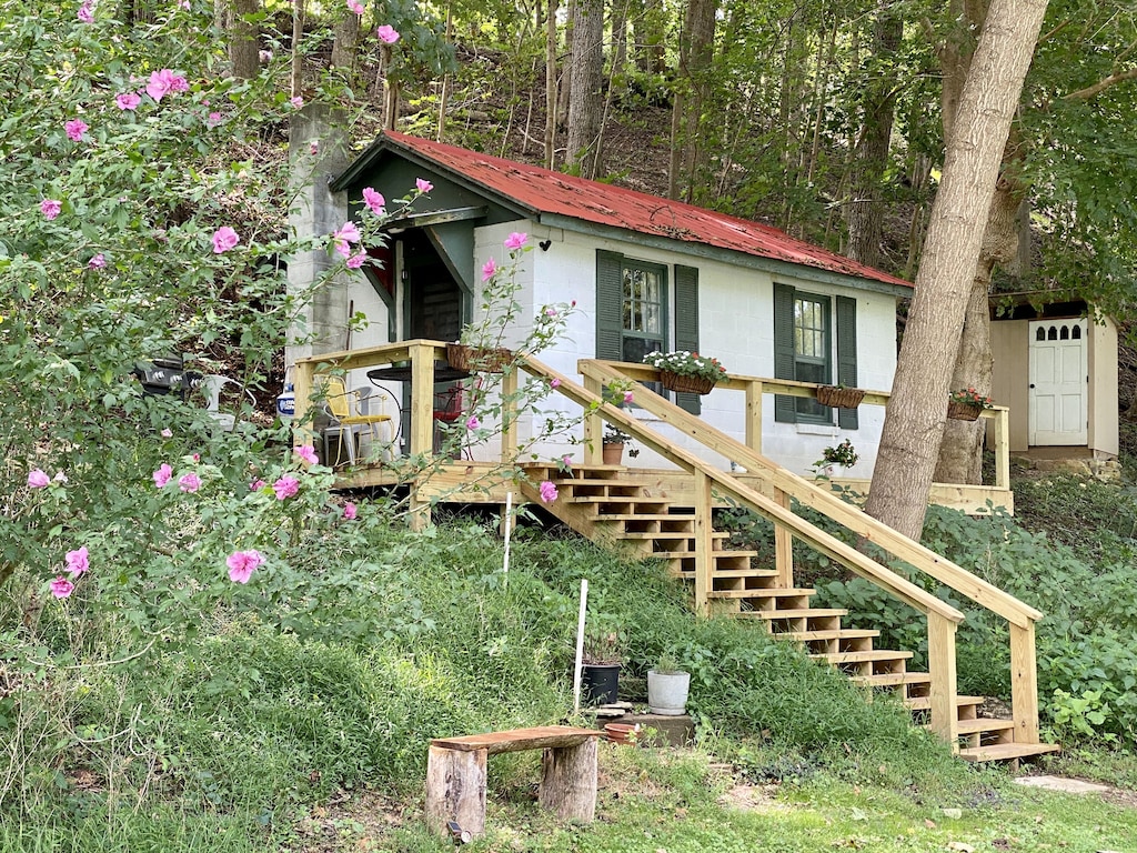 Tiny House Cabin Treehouse on River in Maryland