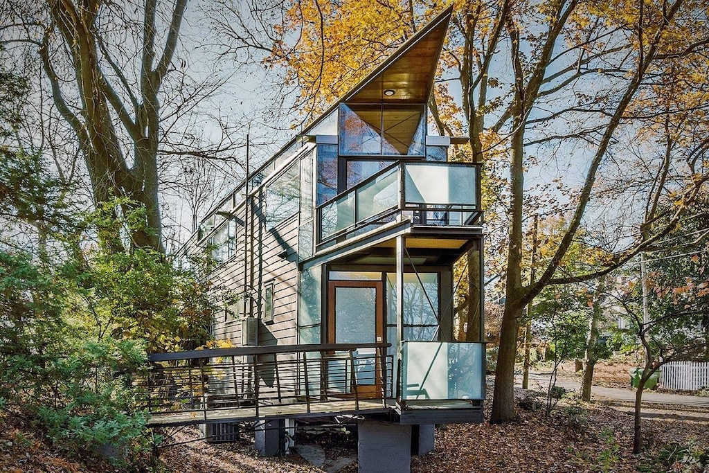 Urban Glass Treehouse Rental in Georgia