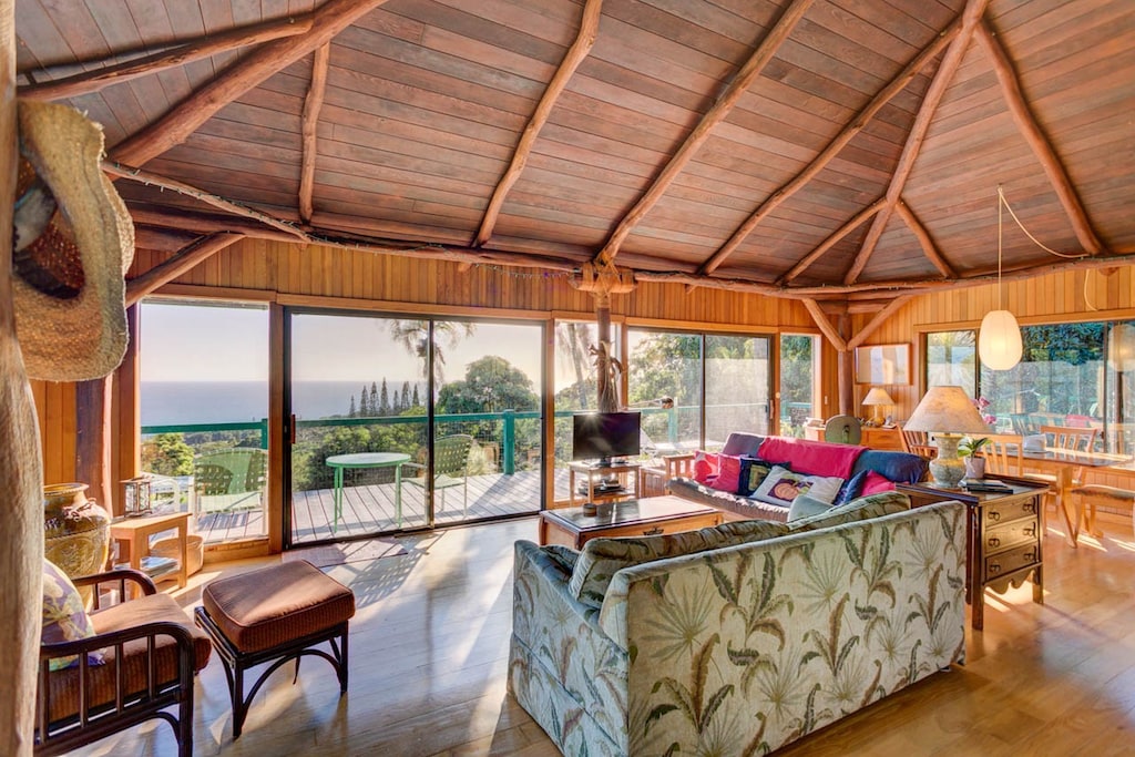 Luxury Honeymoon Cottage Treehouse Rental