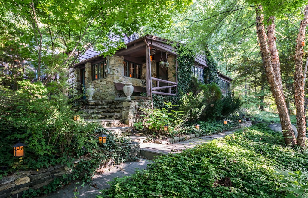 Secluded Cottage Treehouse Connecticut
