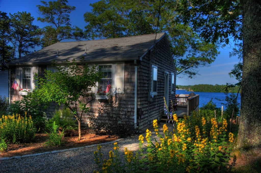 Waterfront Cottage on Private Lake