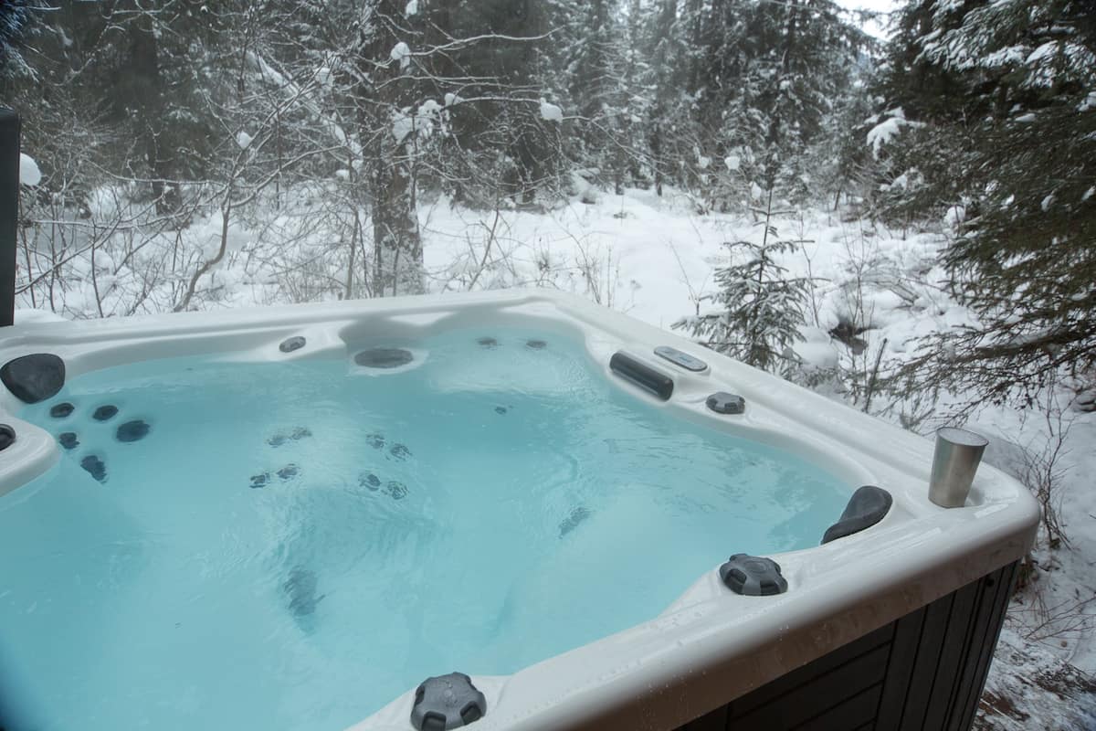 Alaska Vacation Rental with Hot Tub in Winter