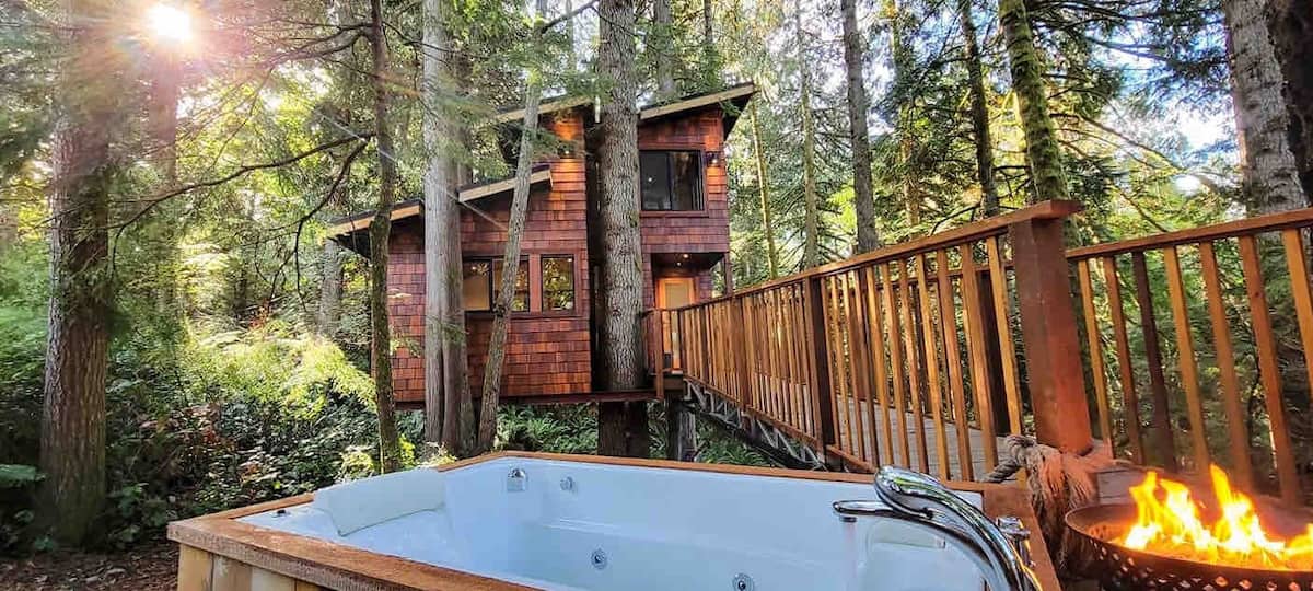 Luxury Treehouse With Hot Tub in Canada
